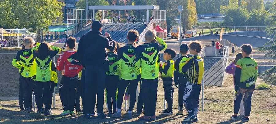 Club Bmx Yellow Mad Madrid niños en escuela de BMX